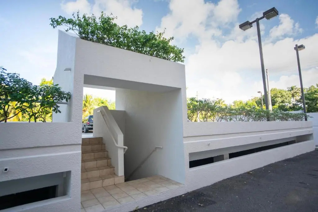 Beachfront 2 bdr apt with beautiful views