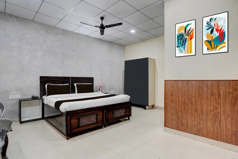 Saver Double Hotel O Sec 58 Hotel Alpha