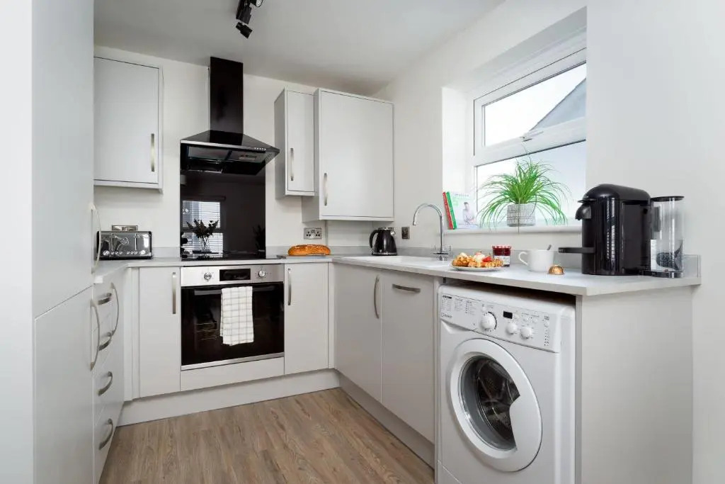 Lawsons Place - Family-friendly Apartment With Parking on Babbacombe Downs