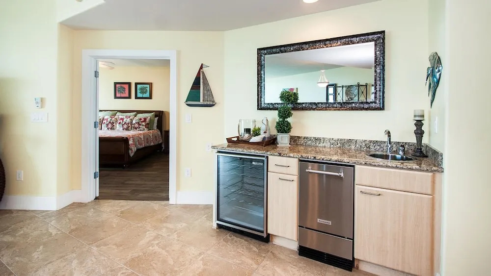 Three Bedroom Condo With Calming Bay Views - Unit Crd0303
