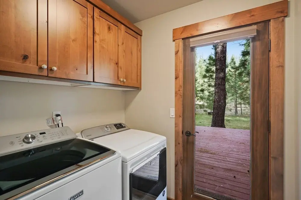 3 Tumalo Home with Wood Burning Stone Fireplace, Hot Tub, and BBQ on the Deck by RedAwning
