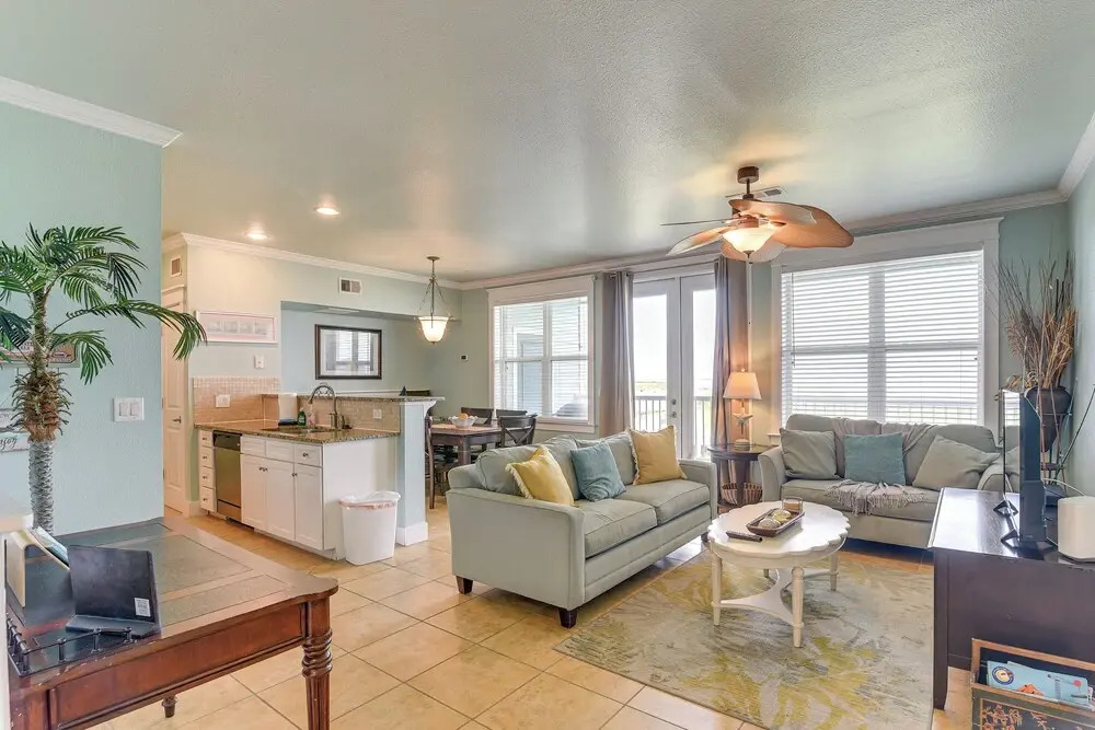 Walk to Beach: Condo w/ Bay View in Galveston