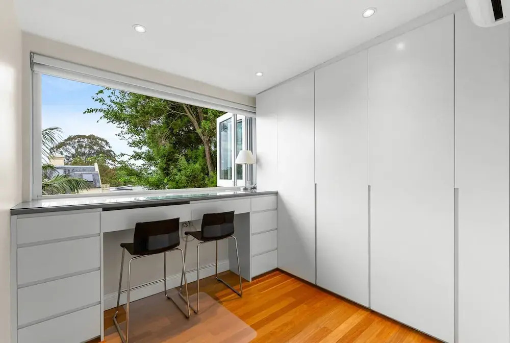Elegant 1-bed With Study by Balmain Wharf