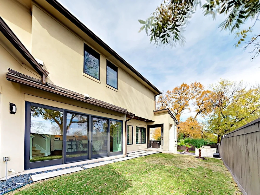Skyline View Austin House by RedAwning