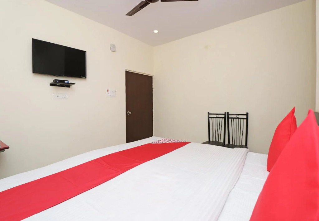 Anmol Plaza by OYO Rooms