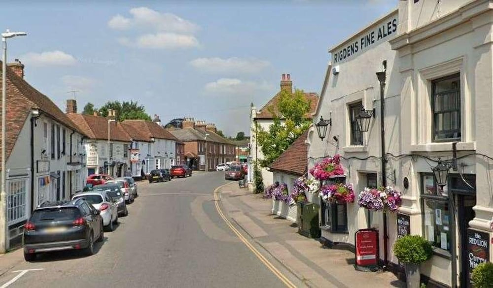 Tranquil Elm Lodge Escape in Canterbury