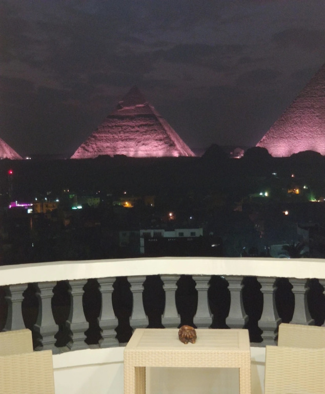 Hk pyramids inn