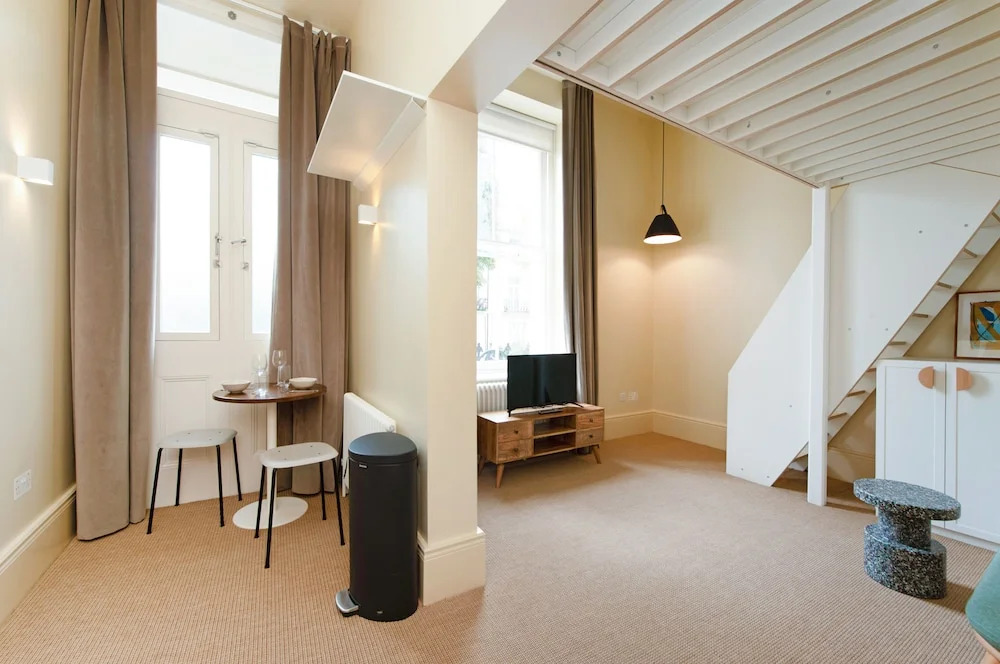 Spacious Studio Suite Near Regents Park