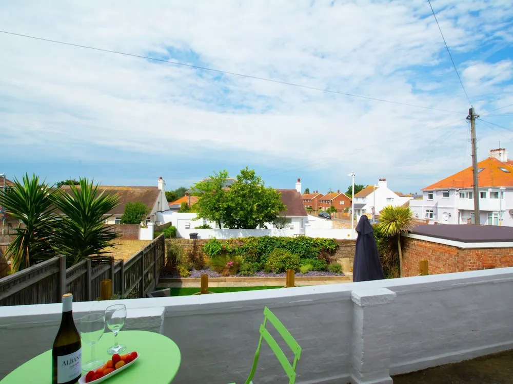Seaside Holiday Home in Deal near Hiking, Nightlife, & Squash Club