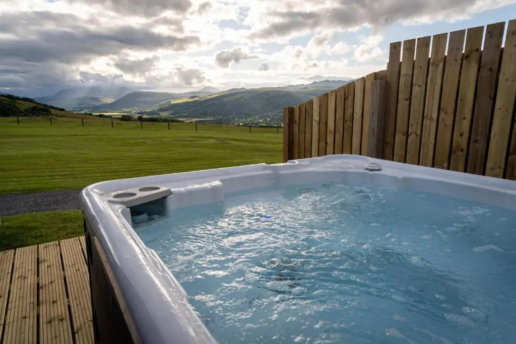 Beinn A Ghlo Luxury Glamping Pod with Hot Tub & Pet Friendly at Pitilie Pods