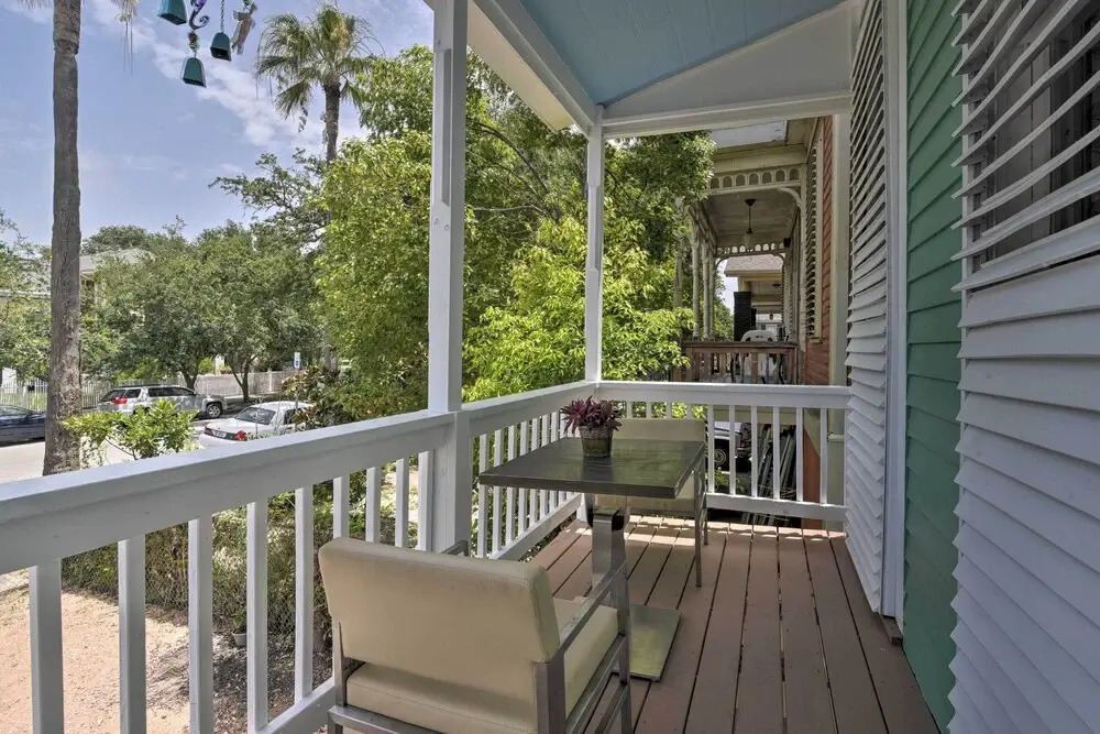 Home w/ Patio & Grill: 2 Mi to Galveston Seawall!