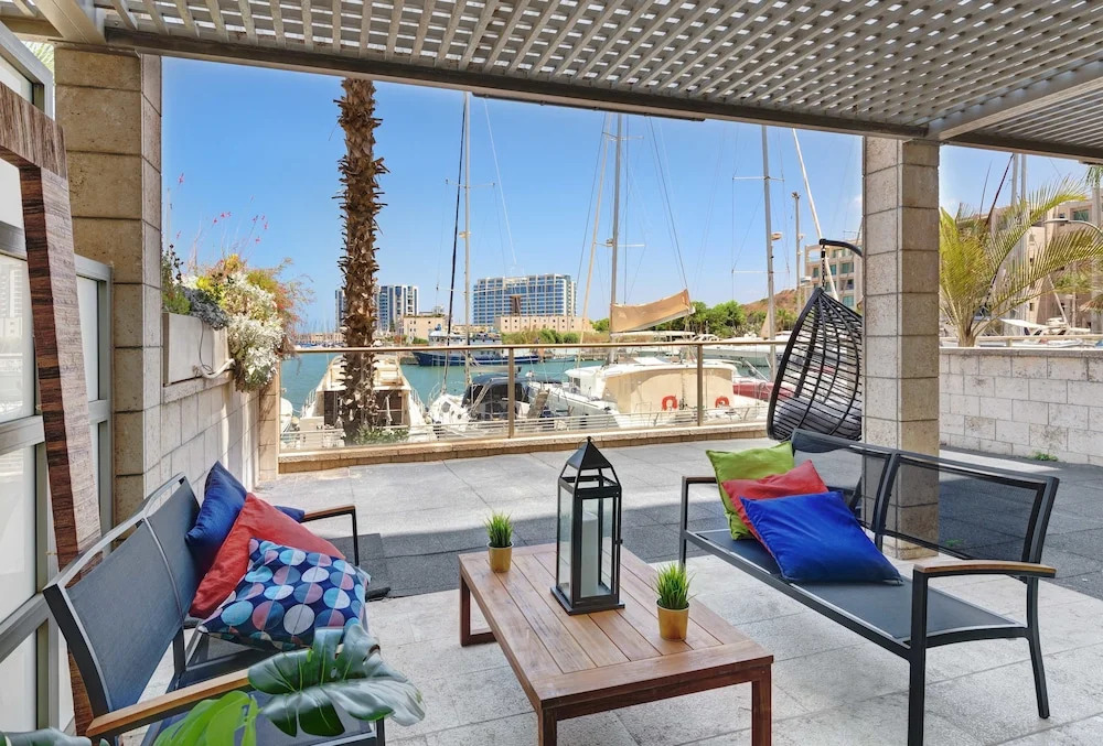 Laguna Water Front Sweet 1