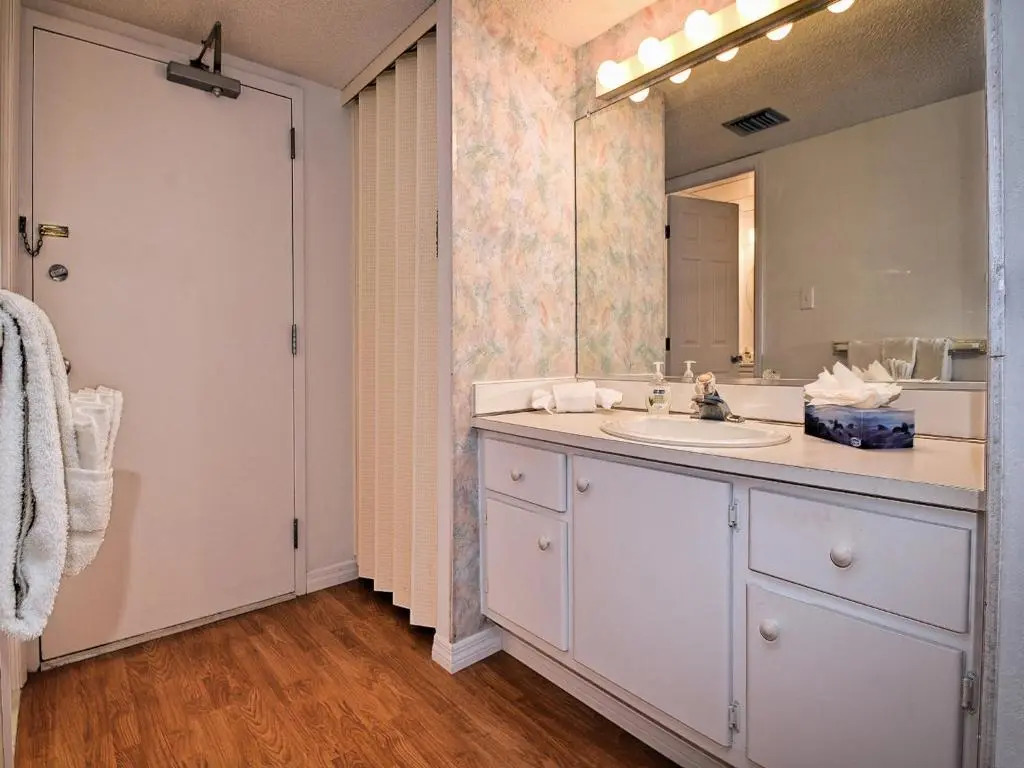 440 West 1005N Private Balcony with Water View 23095