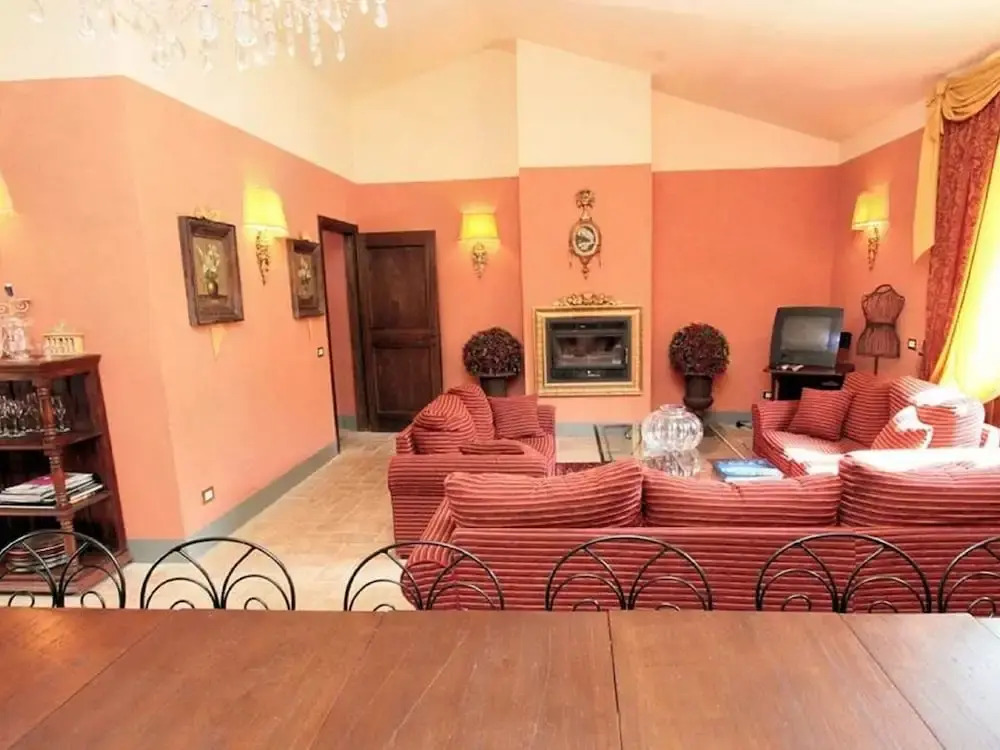 Lago di Chiusi Villa with Pool