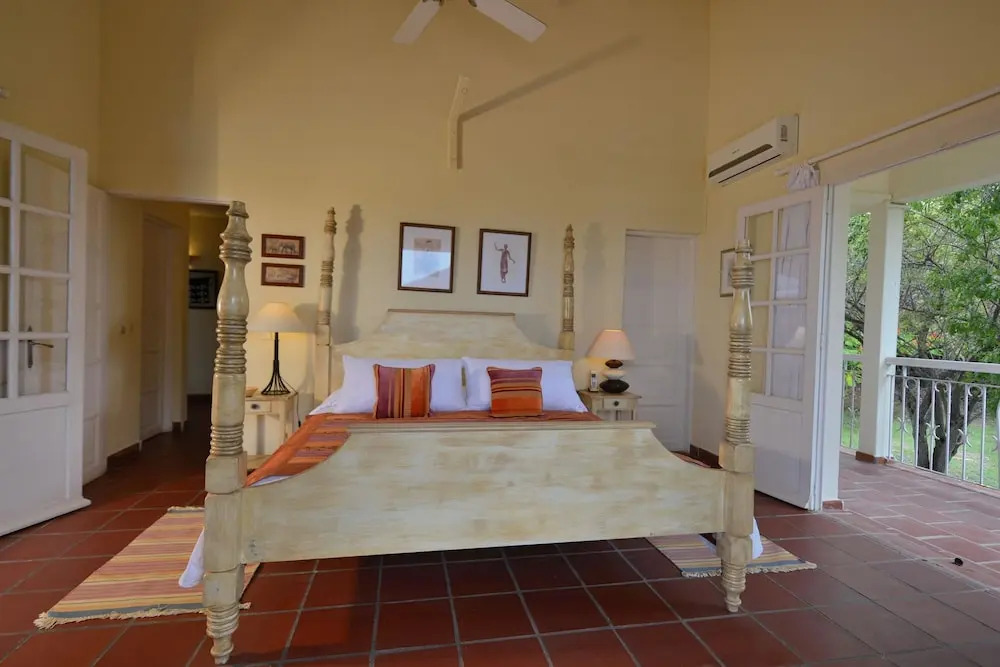 Tropical Villa w/ Pool in Exclusive Enclave, AC, Free Wifi, Pool, Concierge Service, Near Beach!