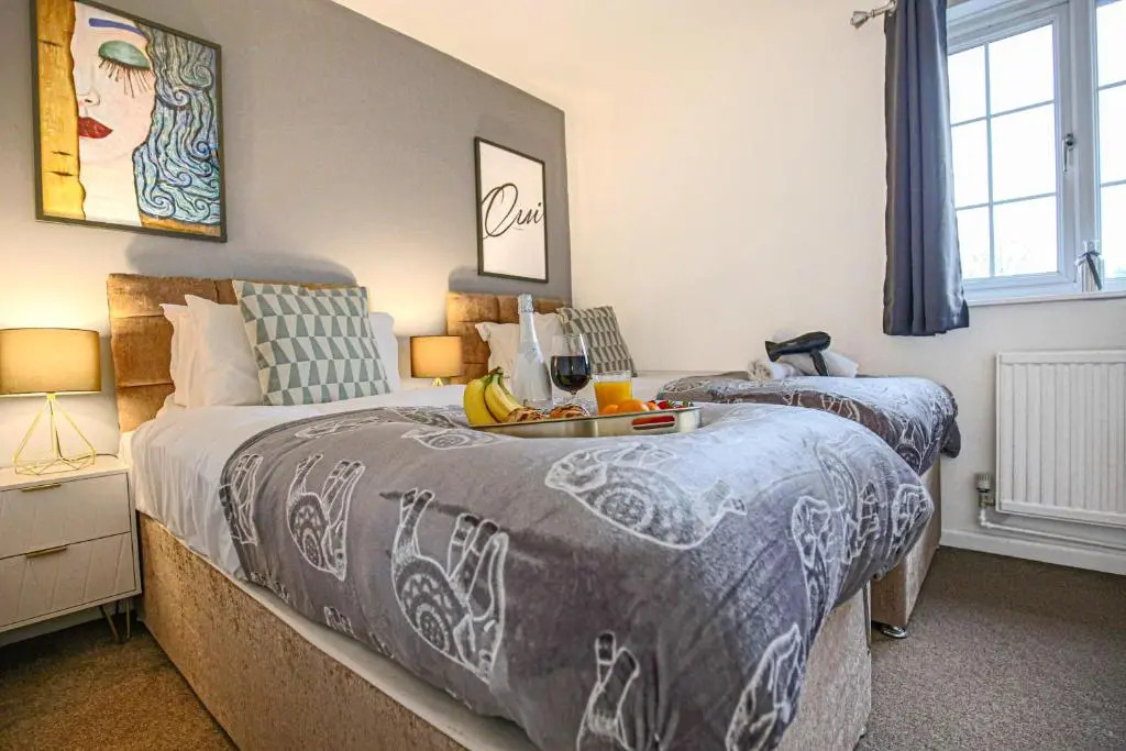 Petworth House - Central Milton Keynes - Smart TVs, Pool Table, Garden and Free Parking by Yoko Property