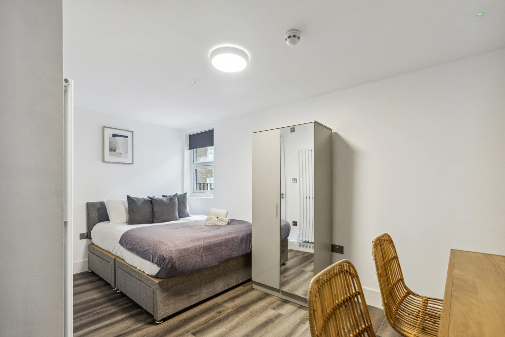 STH Sutherland Avenue Apartment
