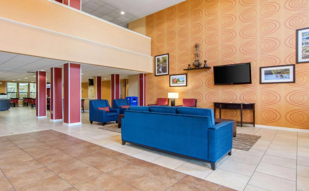 Comfort Inn & Suites Canton Riverstone Area