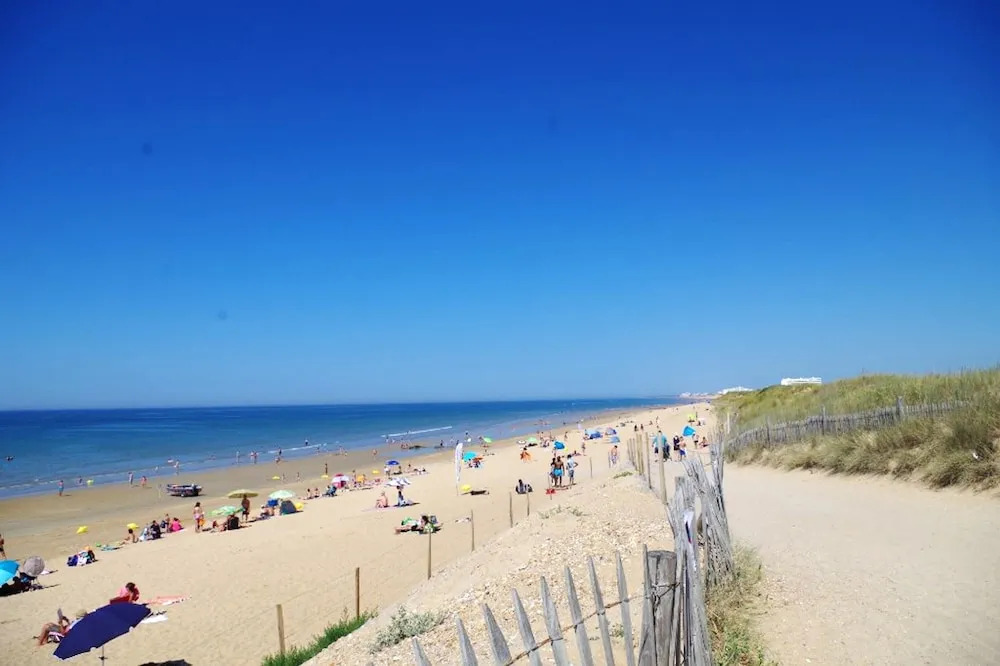 Property with 3 Bedrooms in Saint-Hilaire-De-Riez, with Shared Pool And Furnished Terrace - 400 M From the Beach
