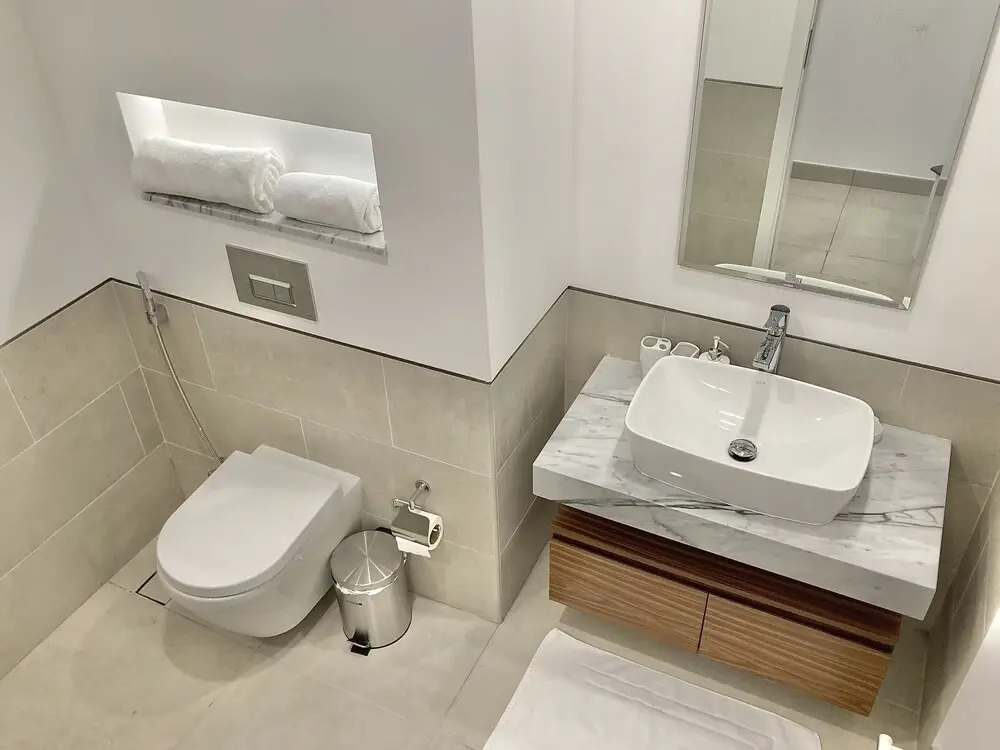 SuperHost - Lavish Condo with Burj View, Steps From Sea