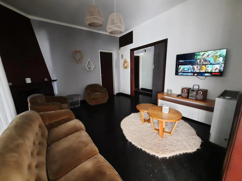 Casa c/amplio jardín, garage y parrilla