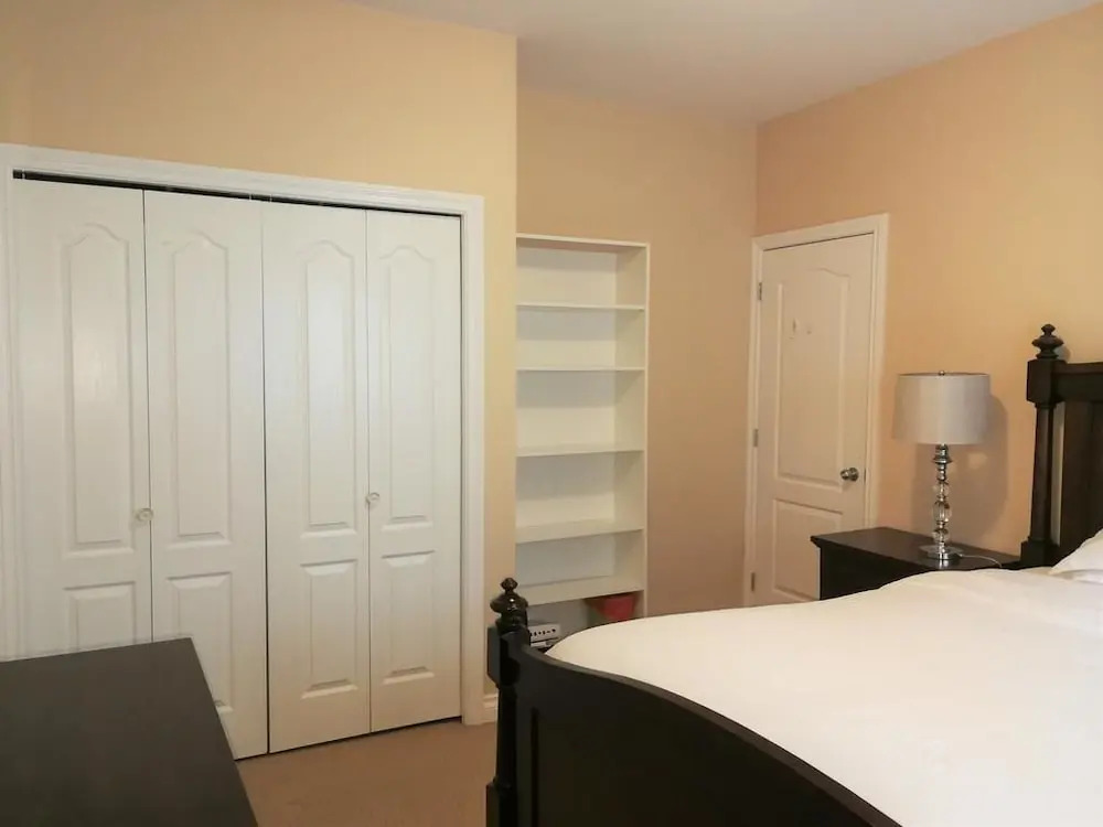 Near the Richmond downtown/private entrance by Elevate Rooms
