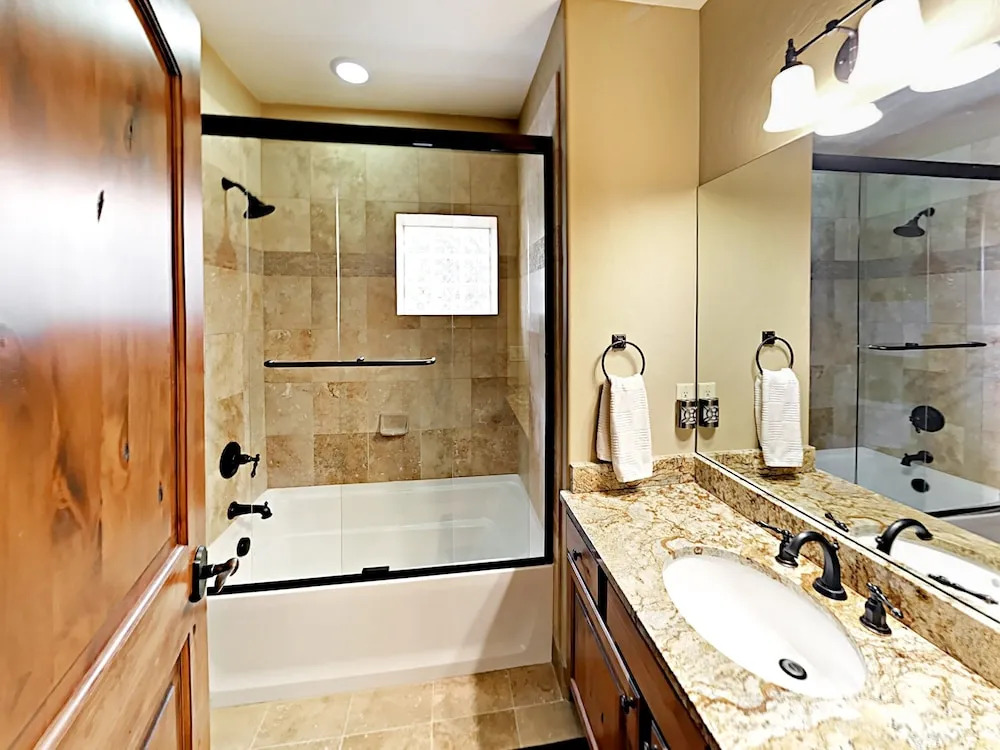 Elegant Townhome with Hot Tub by RedAwning