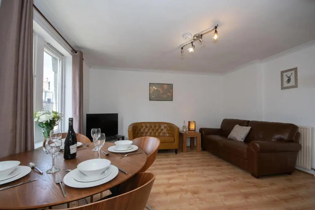 Find "DWELLCOME HOME Ltd" site for 10oo10 assurance from past guests - Immaculate 2 Bedroom, 3 Bed, 2 Doubles and a Single 2nd floor Apartment with free allocated off street parking, 100Mbps broadband, Miles better than a hotel