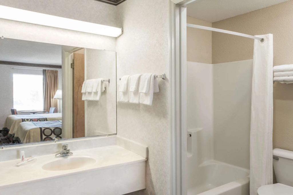 Super 8 by Wyndham Ashburn
