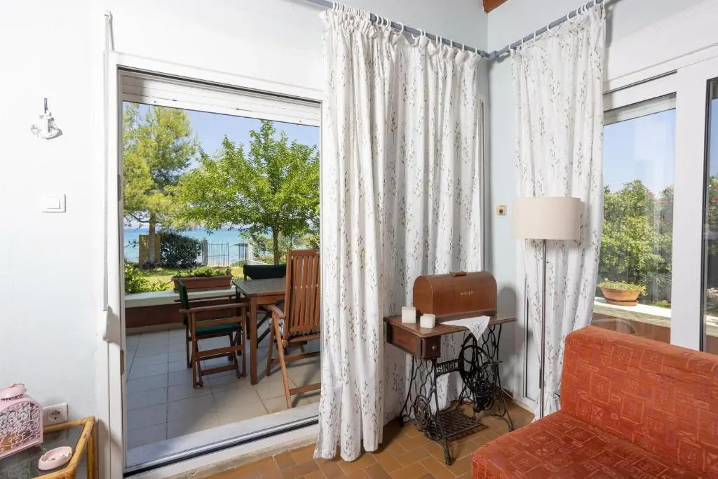 Villa Aurora – Beachfront, 2mins to Mamalouka and Blue Carpet
