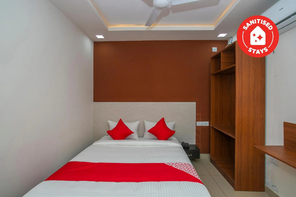 Hotel O Varcity Phi Premium Pavilion ,Above HDFC Bank ,Near Anjaneya Temple Madiwala, Hosur Main r