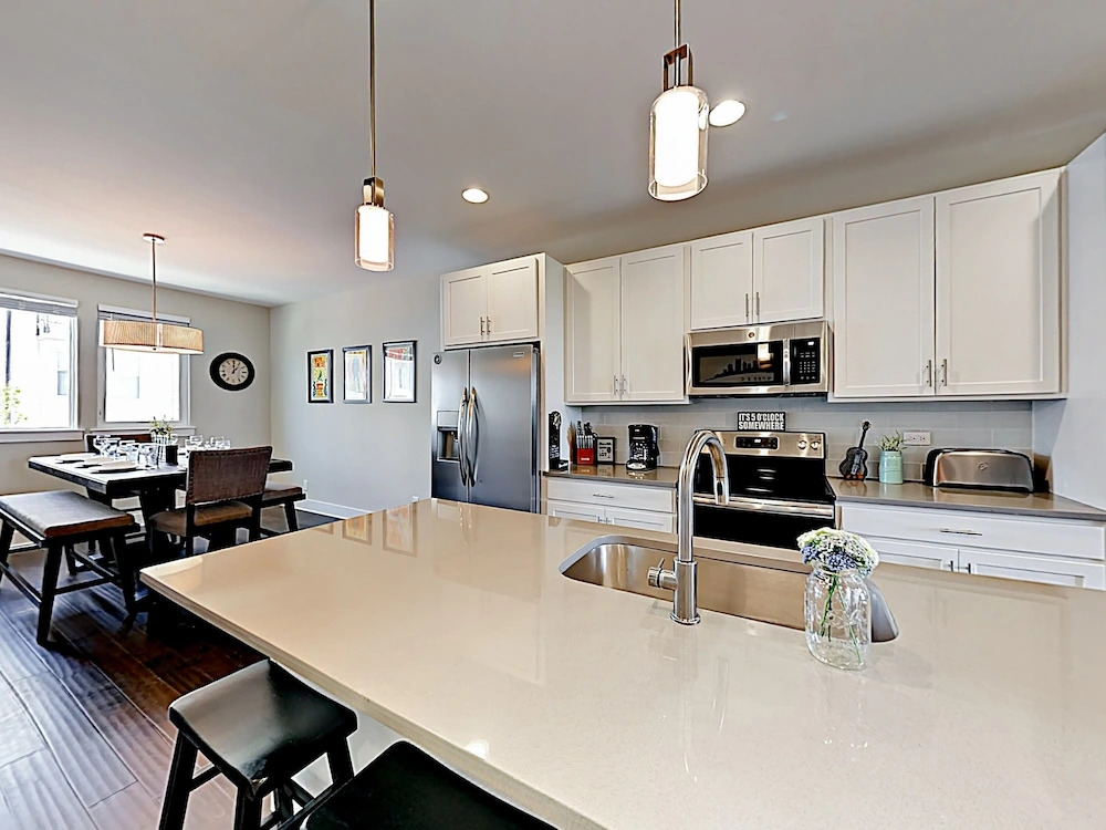 New Listing! Newly Built Townhome W/ Skyline Views 2 Bedroom Townhouse
