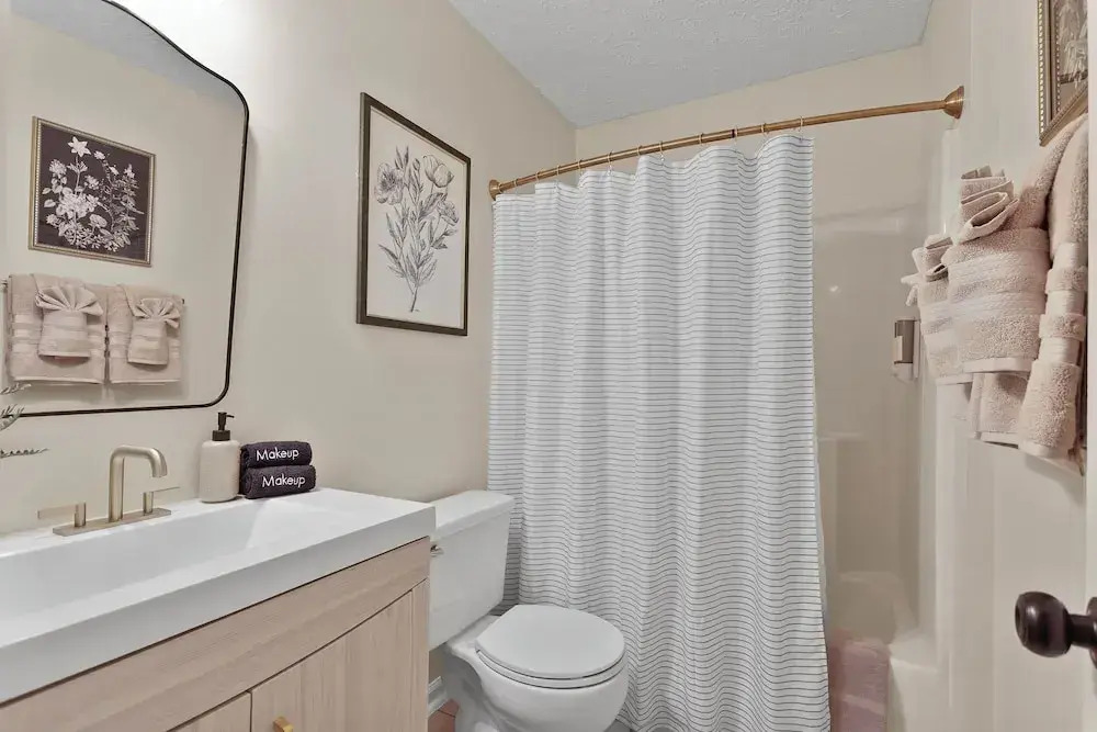 New Meets Nostalgic- Cottage Sleeps 8