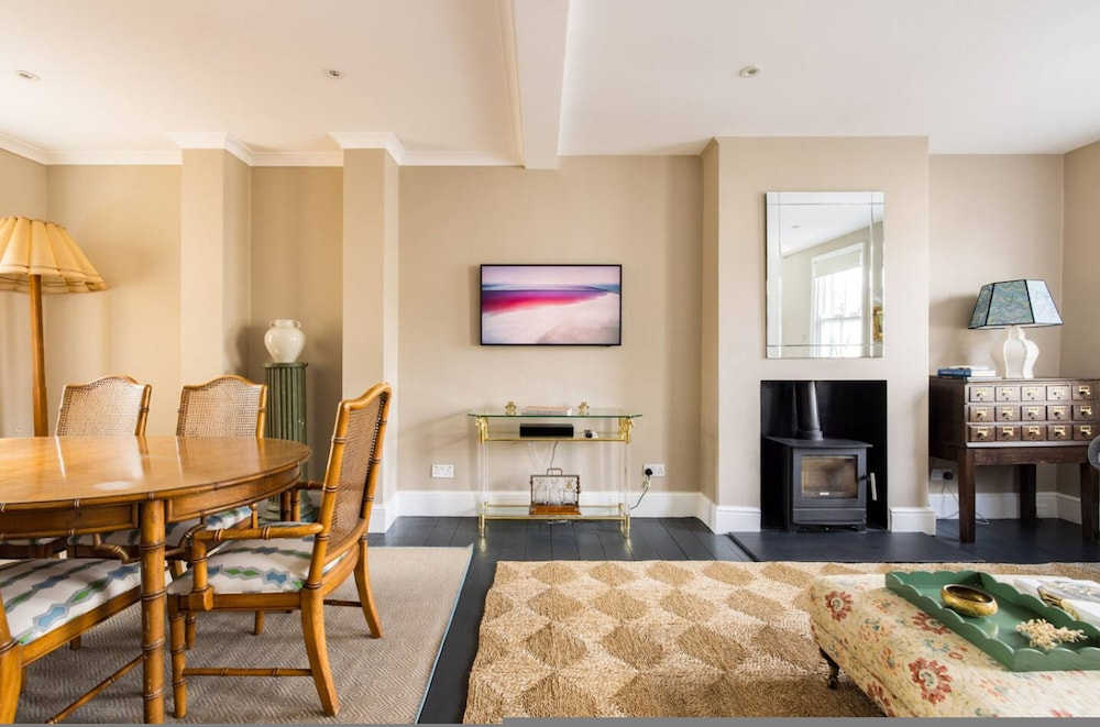 The Thames Embrace 3 BR & Garden House