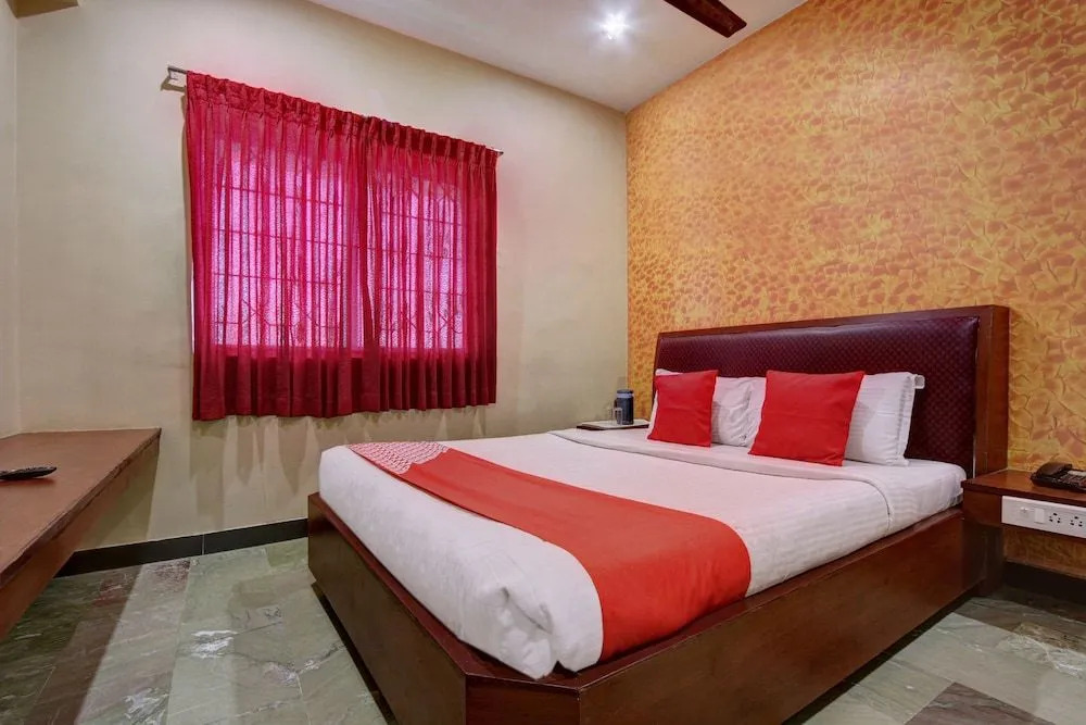 OYO 11585 Hotel Shreenithi
