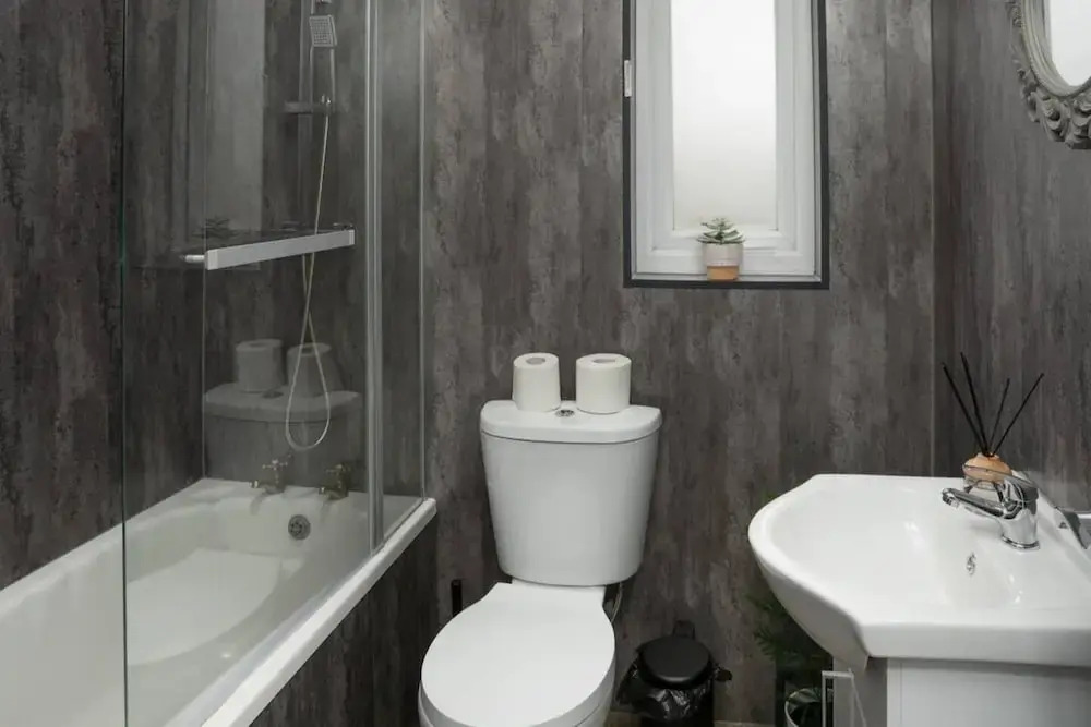 2-bed Flat, Wishaw, Free Parking, Family-friendly