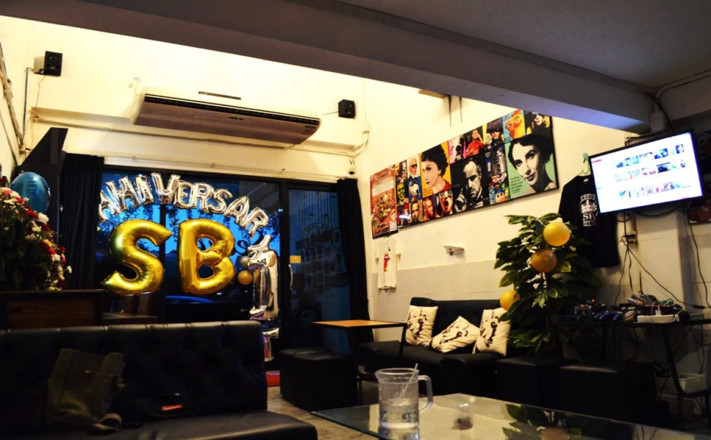 Cafe and Bar Secret Base