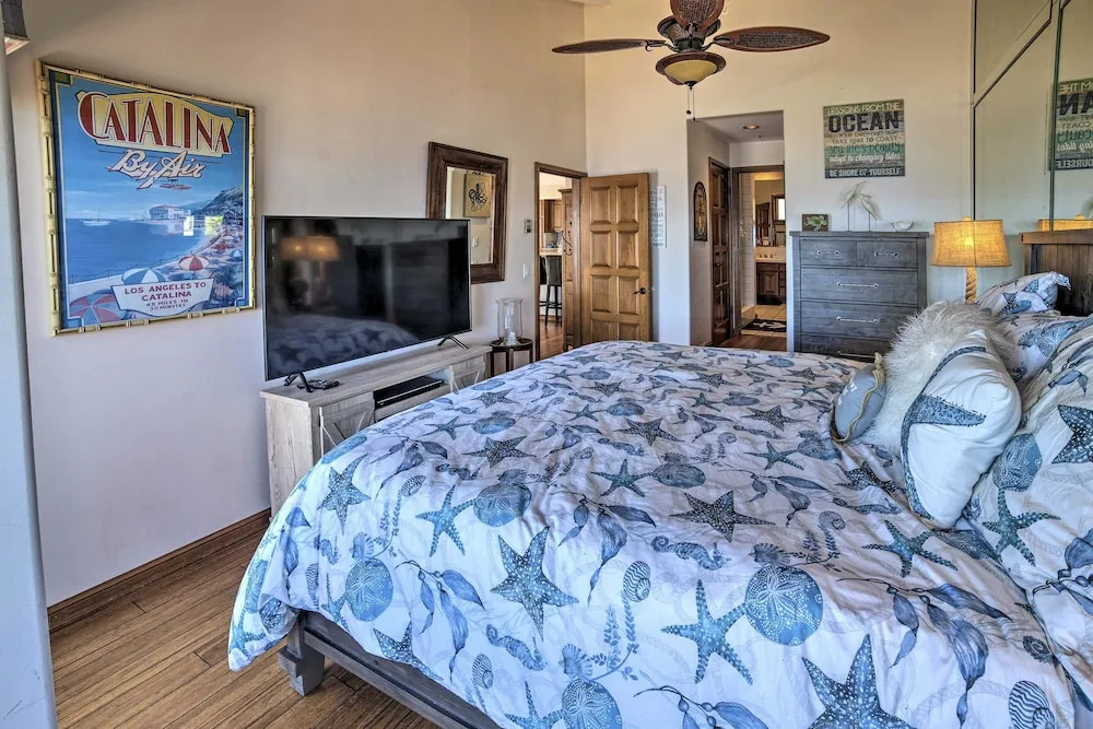 Ocean-view Hamilton Cove Penthouse W/ Pool & Gym 1 Bedroom Villa