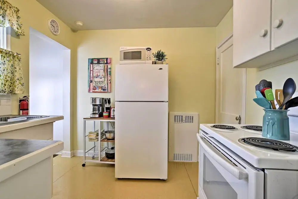 Townhome w/ Fast & New Wifi - Walk to Downtown!