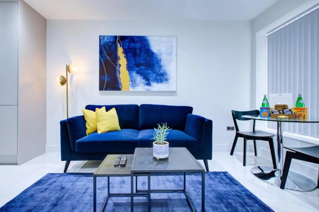 Hybrid Resi - Uxbridge, On-site CAR or VAN parking, near London Heathrow Airport