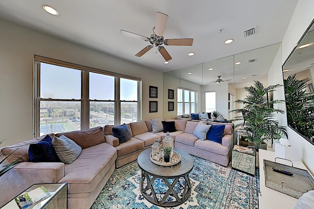 Modern Las Olas - Ocean Views, Pool & Tennis 3 Bedroom Condo