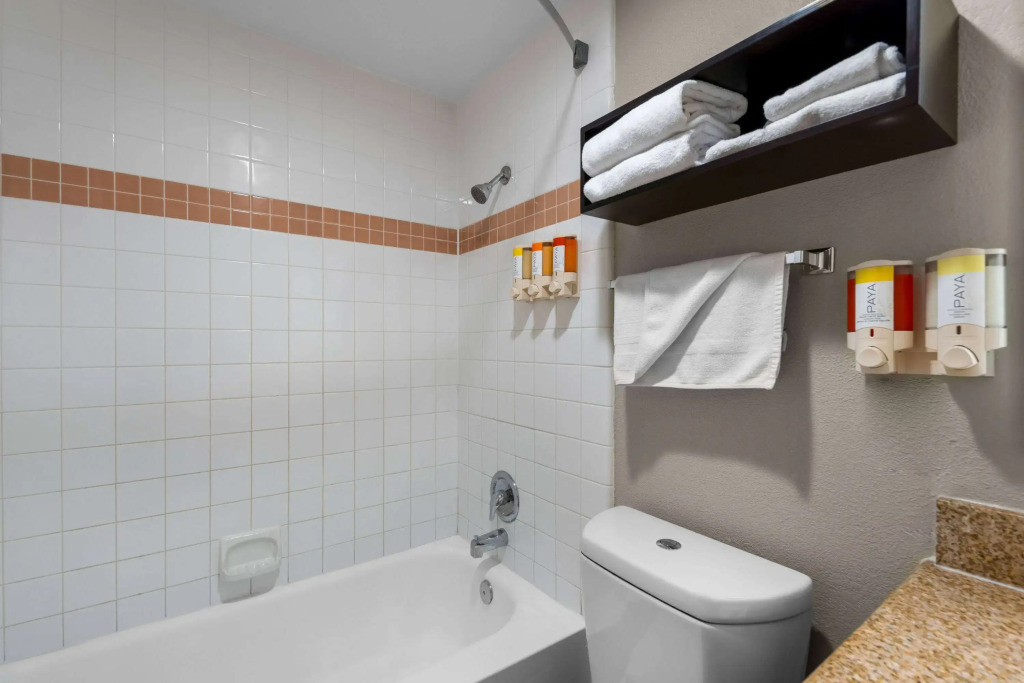 Howard Johnson by Wyndham Santa Cruz