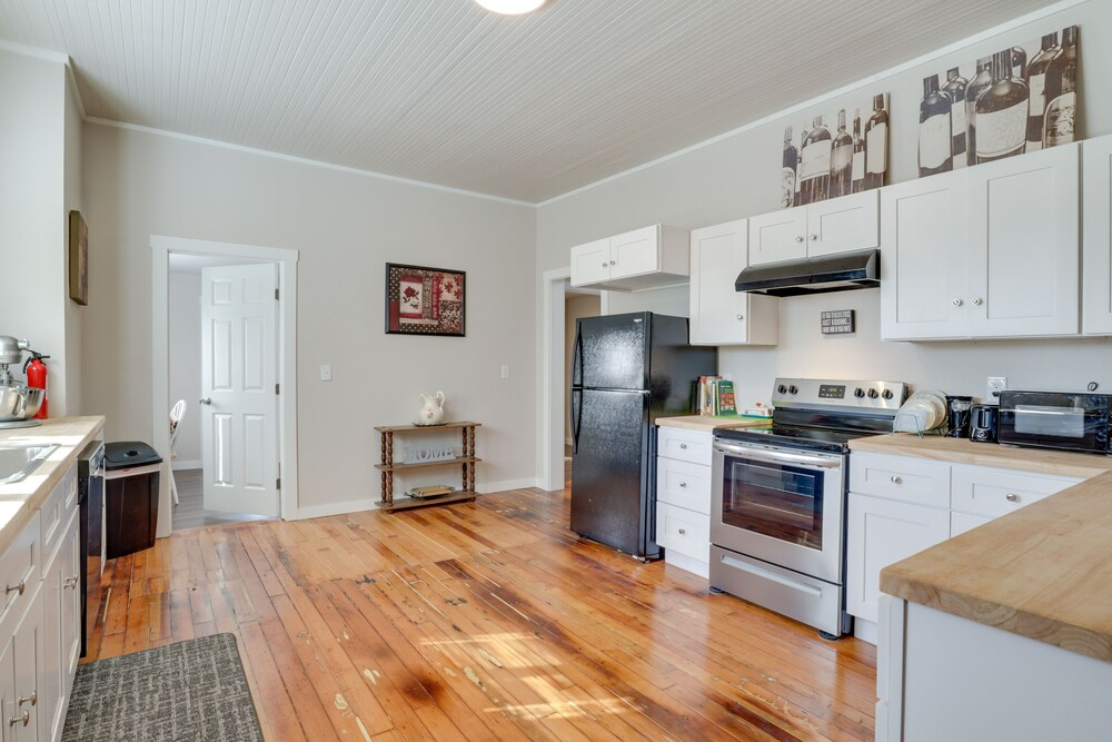 Lafayette Townhome: Cozy Retreat w/ Private Patio