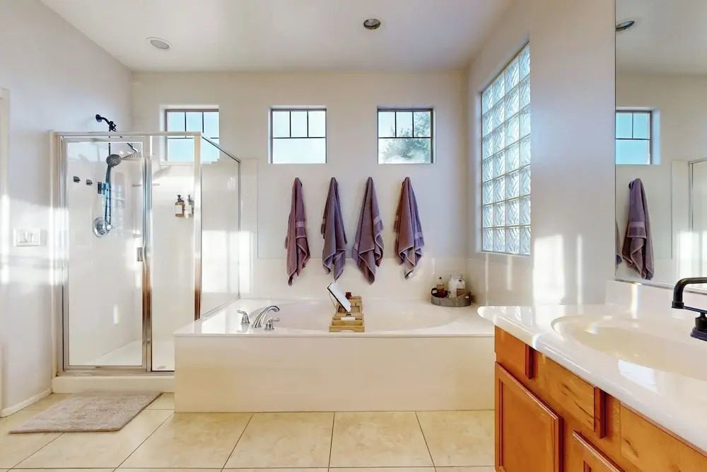 Hot Tub & Game Room: Poolside Paradise in Phoenix!