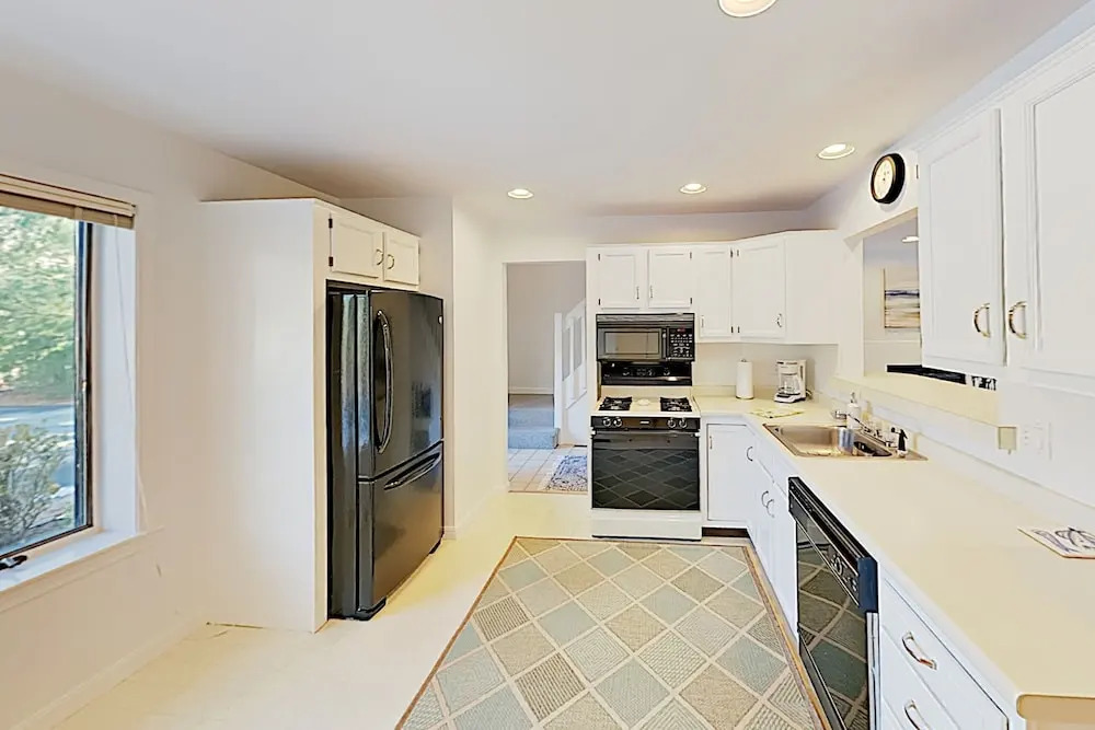 New Listing! Cape Haven - Steps To Fells Pond 3 Bedroom Home