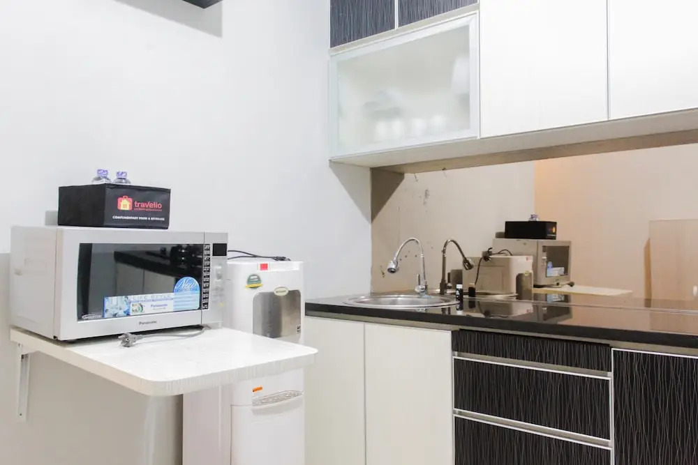 Fresh And Bright Studio Room At Nifarro Park Apartment