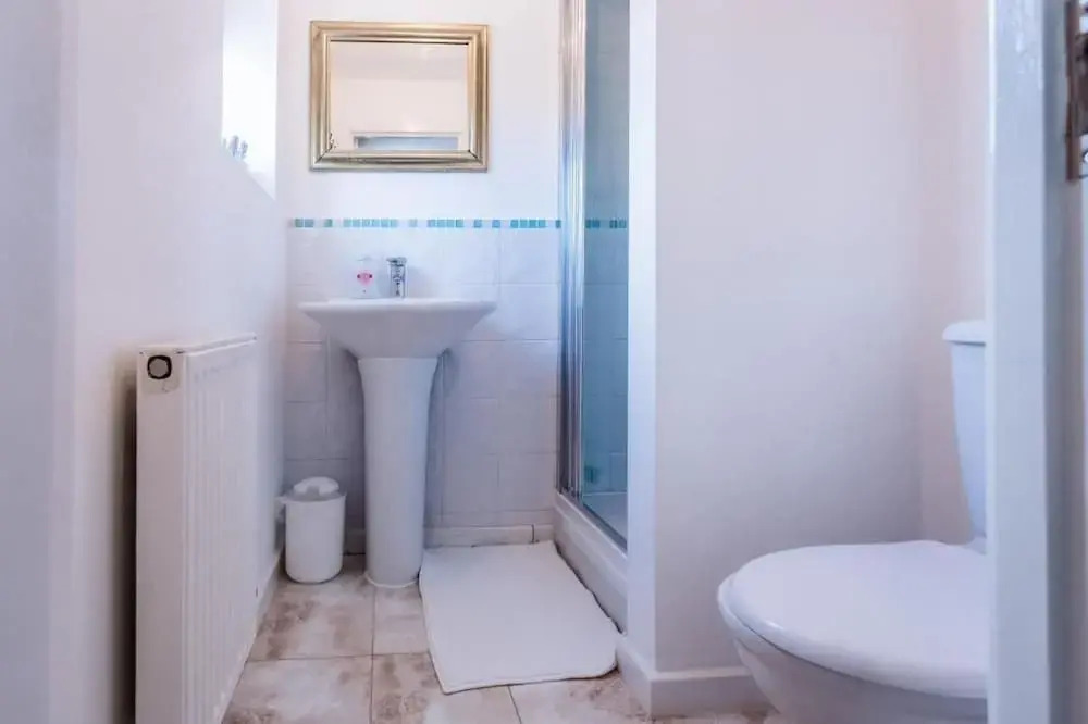 10 Guests - 5 Bedrooms - Free Parking - Lux House