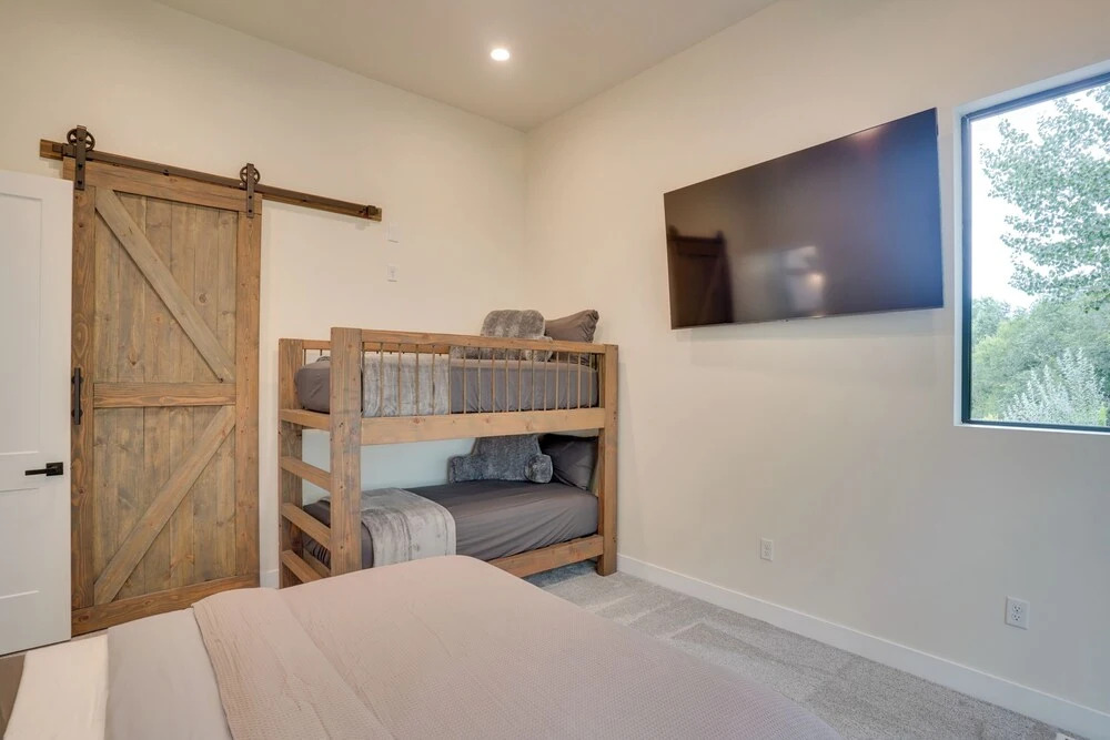 Chic Utah Getaway w/ Fireplace, Sauna & 2 Decks!