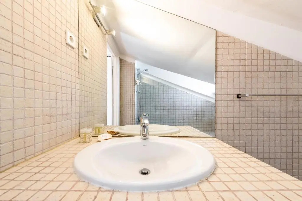 Guestready - Bright Family Home with Private Rooftop Terrace in Alcântara