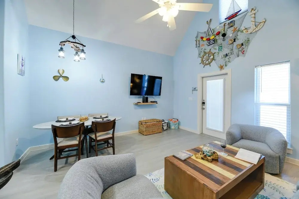 Walk to Padre Island Seawall: Corpus Christi Abode